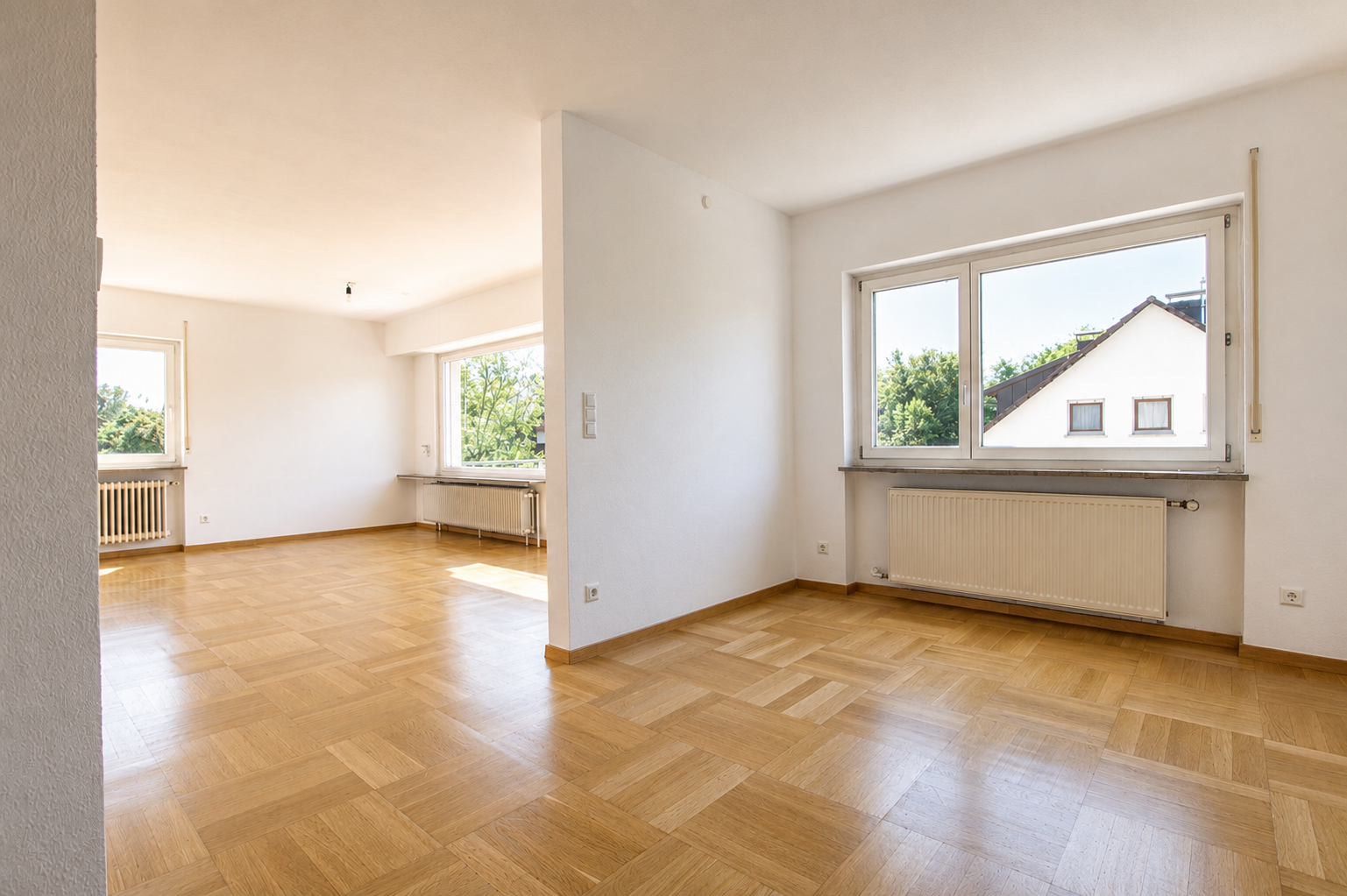 Heller Wohnraum mit Parkettboden im 3-Familienhaus in Kirchheim unter Teck